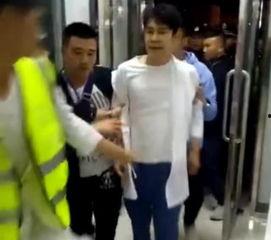 舅舅爆料被抓视频播放,惊曝被抓视频引发社会关注 第2张 舅舅爆料被抓视频播放,惊曝被抓视频引发社会关注 第2张